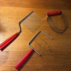 A SET OF 3 VINTAGE KITCHEN TOOLS
